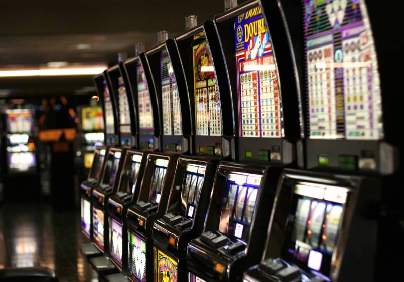 Игровые автоматы и казино в интернете. Почему играть стало удобнее?
